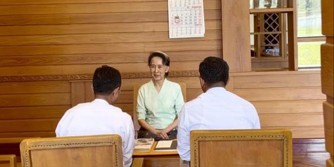 Aung San Suu Kyi på en bild som släppts av militärjuntan. På bilden uppges hon ta emot två böcker och ett förseglat brev som skickats av Storbritanniens kung Charles III.