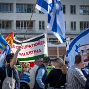 Proisraeliskt och propalestinskt demonstrationståg på Gustav Adolfs torg i Malmö.