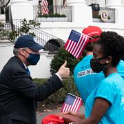 Mark Meadows gör tummen upp utanför Vita huset inför Trumps framträdande i går.