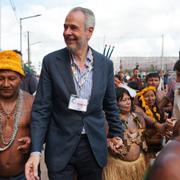 COP-chefen André Corrêa do Lago och urfolksrepresentanter under blockaden den 14 november 2025.  