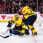 Filip Gustavsson och Victor Hedman i nattens match mot Kanada.