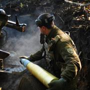 En ukrainsk soldat utanför staden Charkiv i fredags.