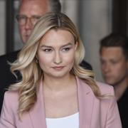 Ebba Busch möter media på Riddarhustorget i Stockholm 2 juli 2021, efter att hon erkänt grovt förtal. 