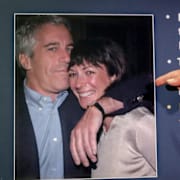 Audrey Strauss, dåvarande tillförordnad federal åklagare för södra distriktet i New York, pekar på ett fotografi av Jeffrey Epstein och Ghislaine Maxwell under en presskonferens i New York den 2 juli 2020.