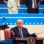Trump skriver under presidentordrar samma dag som han svärs in som president, 20 januari 2025.