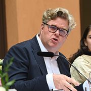 Justitieminster Gunnar Strömmer (M) och klimatminister Romina Pourmokhtari (L)) vid regeringens sommarfika på Rosenbad på torsdagen. 