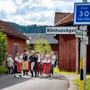 Den lilla byn Sifferbo i Gagnefs kommun tjuvstartar enligt tradition firandet söndag före Midsommar. 