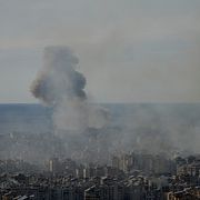 Rök stiger mot luften till följd av ett israeliskt luftangrepp mot Beiruts södra förorter.