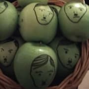 Äpplen med påmålade Hitleransikten lämnades utanför Johan Forssells hem / Maria Forsberg (V)