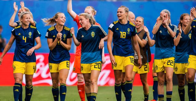 Linda Sembrant, Hanna Glas, Magdalena Eriksson, Mimmi Larsson, Fridolina Rolfö och Olivia Schough firar segern mot Tyskland. SIMON HASTEGÅRD / BILDBYRÅN