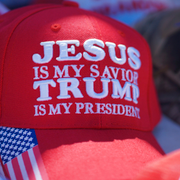 Trumpsupportern Sherrie Cotterman bär en tröja med orden ”Jesus är min räddade, Trump är min president”.