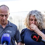 Debra och Martin Robinson, föräldrar till Callum och Jake Robinson, under en presskonferens efter domen.