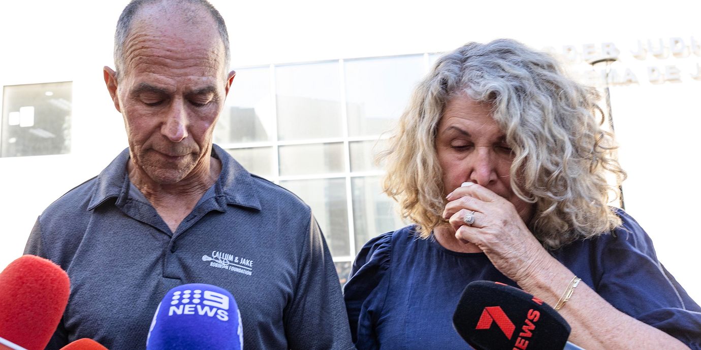 Debra och Martin Robinson, föräldrar till Callum och Jake Robinson, under en presskonferens efter domen.