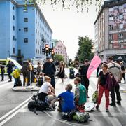 Polis pratar med klimataktivister från miljöorganisationen Extinction Rebellion som stoppar trafiken på Kungsgatan 2020.