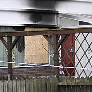 Polis och räddningstjänst på plats vid ett flerfamiljshus i Helsingborg efter en lägenhetsbrand på söndagen.
