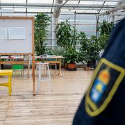 Utbildningslokal och yogasal inne i ett av växthusen där de intagna arbetar på anstalten i Ystad.