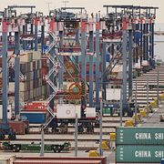 Containrar staplas i hamnen i Long Beach