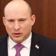 Sörjande vid mordplatsen och premiärminister Naftali Bennett. 