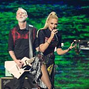 Tom Dumont och Gwen Stefani under No Doubts spelning på välgörenhetskonsert efter storbranden i Los Angeles, januari 2025.