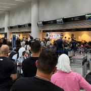 Människor köade i helgen på Rafik Hariri International airport i Beirut.