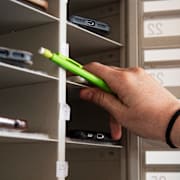 En elev tar sin mobil efter skoldagens slut.