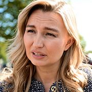 Energi- och näringsminister Ebba Busch (KD) intervjuas vid minnesplatsen utanför Brinellskolan i Fagersta på måndagen.