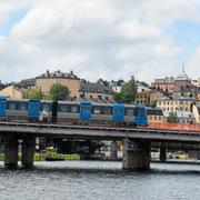 Tunnelbanetåg mellan Gamla stan och Södermalm. 