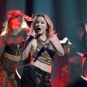 Zara Larsson uppträder under QX-galan.