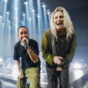 Mike Shinoda och Emily Armstrong under spelningen i Los Angeles 5 september.