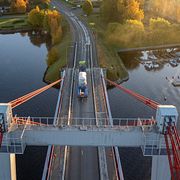 Strömsundsbron längs E45 är helt avstängd efter en olycka med en tung transport.