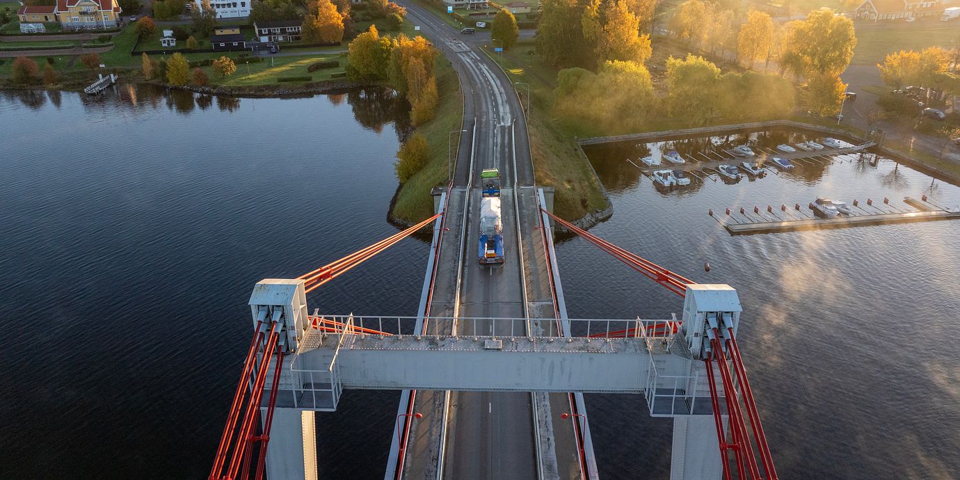 Strömsundsbron längs E45 är helt avstängd efter en olycka med en tung transport.