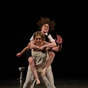 Lova Kollberg (August Strindberg) och Karin Blom (Ellen Key) i "Strindberg vs Key" på Strindbergs Intima Teater. Pressbild.