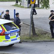 Poliser på plats efter en skottlossning i Södertälje i juli förra året.