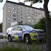 Polis på plats i Jordbro i samband med skjutningen i mitten av juni.