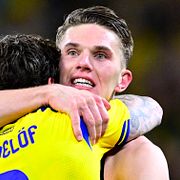 Sveriges Viktor Gyökeres kramar om Victor Nilsson Lindelöf. Arkivbild.