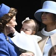 Drottning Silvia får sitt örhänge inspekterat prinsessan Ines. Med syns också  prinsessan Sofia och prins Julian.