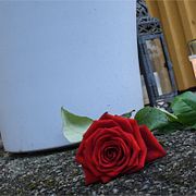 Ljus och blommor utanför familjens bostad.