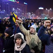 Protester framför regeringsbyggnaden i Bukarest