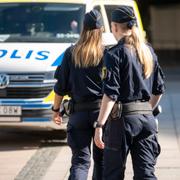 Två poliser patrullerar i stockholmsförorten Hässelby Gård.