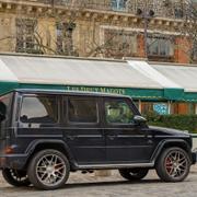 Tungt fordon parkerat vid den klassiska Parisrestaurangen Les Deux Magots.