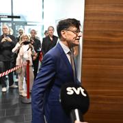 Henrik Landerholm kliver in i rättssalen.