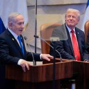 Trump ser på när Netanyahu talar.
