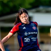 Djurgårdens Ana Teles och FC Rosengårds Momoko Tanikawa under kvällens match. 