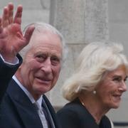 Kung Charles och drottning Camilla lämnar sjukhuset där han vårats.