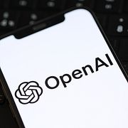 Arkivbild, telefon med Open AI:s logga.