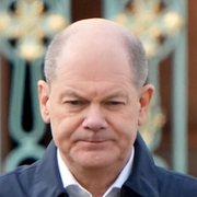 Döda förs bort från brottsplatsen den 10 mars/Olaf Scholz den 6 mars. 