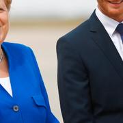 Tysklands Angela Merkel med regionen Sachsens ministerpresident Michael Kretschmer. 