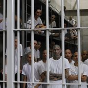 Misstänkta gängmedlemmar i väntan på rättegång.