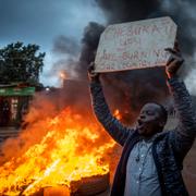 En av Raila Odingas anhängare protesterar mot William Rutos seger.