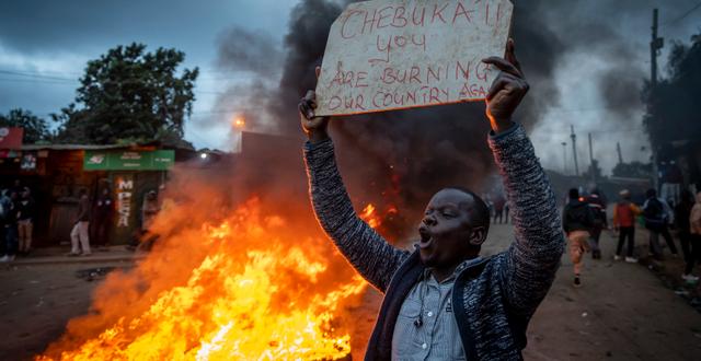 En av Raila Odingas anhängare protesterar mot William Rutos seger. Ben Curtis / AP